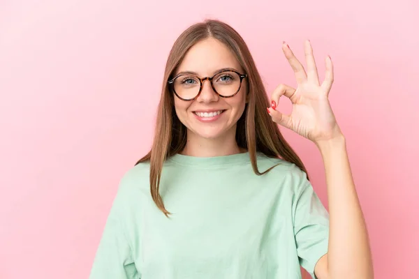 Joven Lituana Aislada Sobre Fondo Rosa Con Gafas Haciendo Signo —  Fotos de Stock