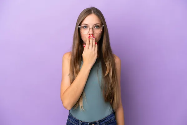 Молодая Литовская Женщина Изолирована Фиолетовом Фоне Прикрывая Рот Рукой — стоковое фото