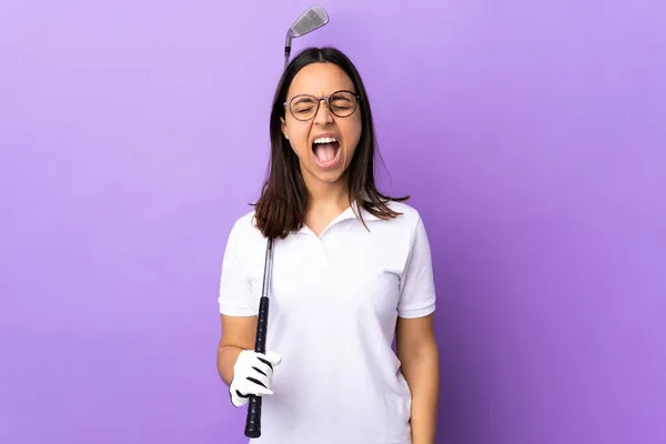 Giovane Donna Golfista Sfondo Colorato Isolato Gridando Davanti Con Bocca — Foto Stock