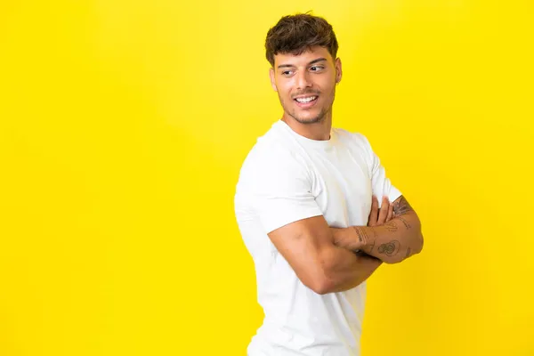 Junger Kaukasischer Gutaussehender Mann Isoliert Auf Gelbem Hintergrund Mit Verschränkten — Stockfoto