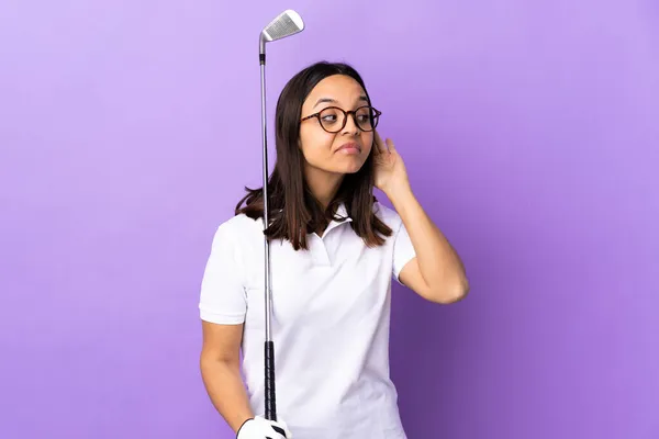 Young Golfer Woman Isolated Colorful Background Listening Something Putting Hand — Stock Photo, Image