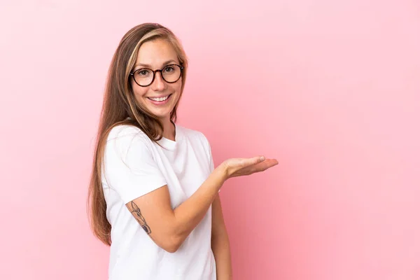 Молода Англійська Жінка Ізольована Рожевому Фоні Представляючи Ідею Дивлячись Посміхаючись — стокове фото