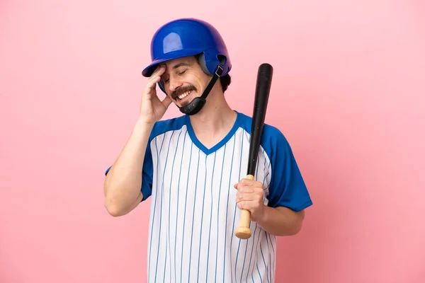 Beyzbol Oynayan Beyaz Bir Adam Pembe Arka Planda Izole Bir — Stok fotoğraf