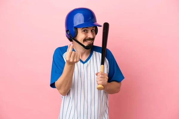 Junger Kaukasischer Mann Spielt Baseball Isoliert Auf Rosa Hintergrund Macht — Stockfoto