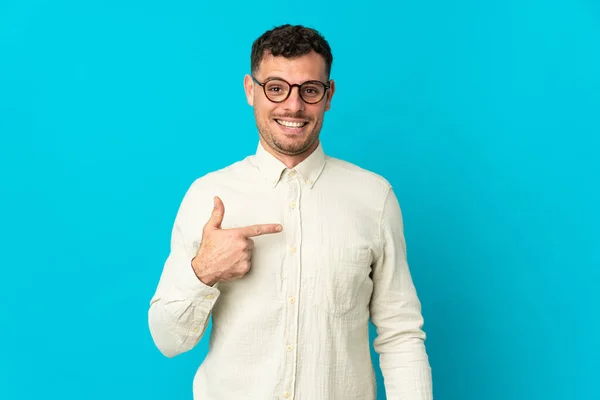 Jonge Kaukasische Knappe Man Geïsoleerd Blauwe Achtergrond Met Verrassing Gezichtsuitdrukking — Stockfoto