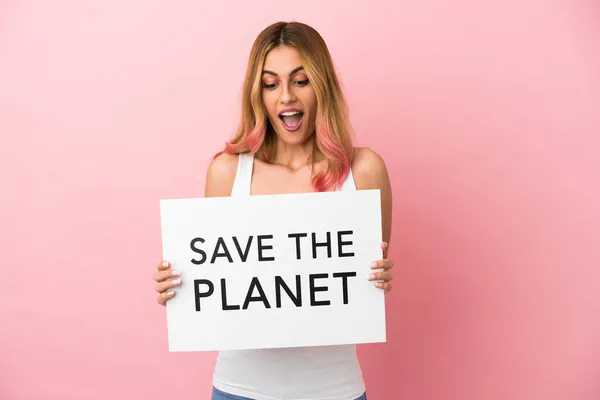 拯救地球 贴着标语牌的粉红相间的年轻女子 — 图库照片