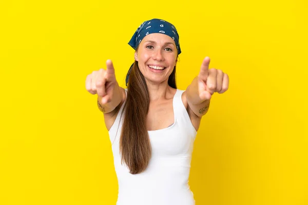 Jeune Femme Anglaise Isolée Sur Fond Jaune Surprise Pointant Devant — Photo