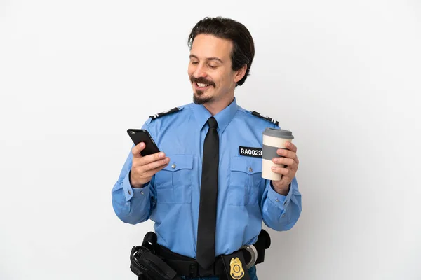 Jovem Policial Sobre Fundo Isolado Branco Segurando Café Para Levar — Fotografia de Stock