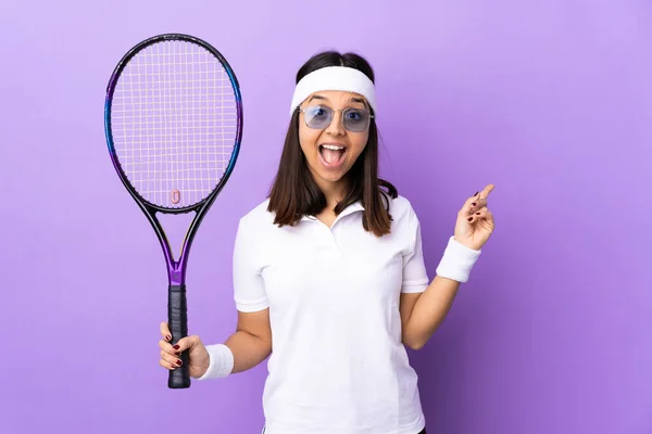Tecrit Edilmiş Arka Planda Genç Bayan Tenisçi Şaşırdı Işaret Ediyor — Stok fotoğraf