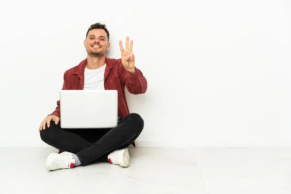 Jovem Bonito Caucasiano Homem Sit Chão Com Laptop Feliz Contar — Fotografia de Stock