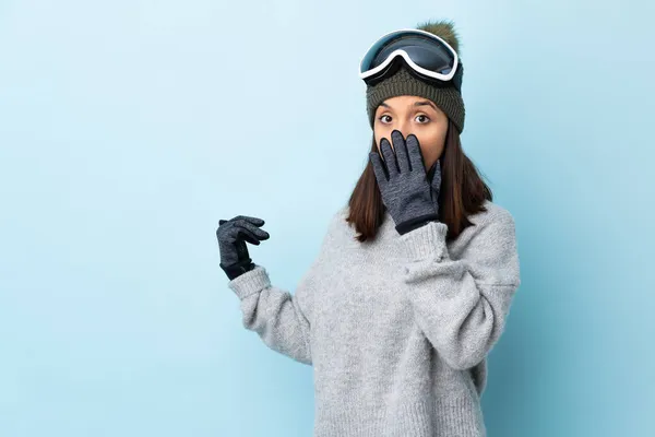 Vegyes Verseny Síelő Lány Snowboard Szemüveg Elszigetelt Kék Háttér Meglepetés — Stock Fotó