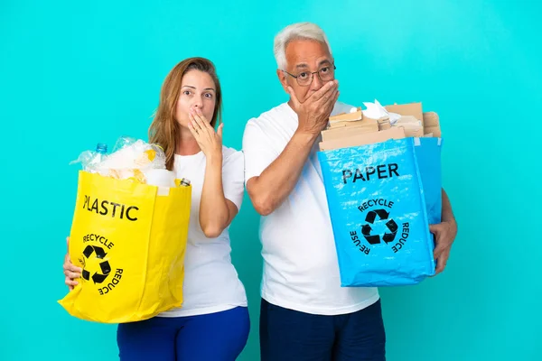 부적절 했다는 이유로 가리기 배경에 종이와 플라스틱으로 재활용 봉지를 부부들 — 스톡 사진
