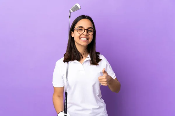 Young Golfer Woman Isolated Colorful Background Holding Copyspace Imaginary Palm — Stock Photo, Image