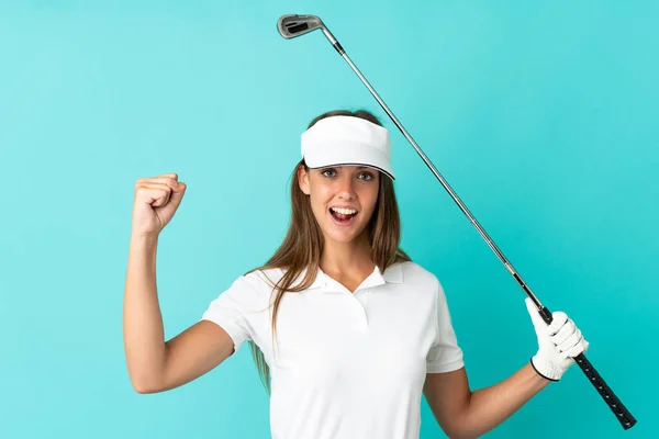 年轻女子克服孤立的蓝色背景打高尔夫球和庆祝胜利 — 图库照片