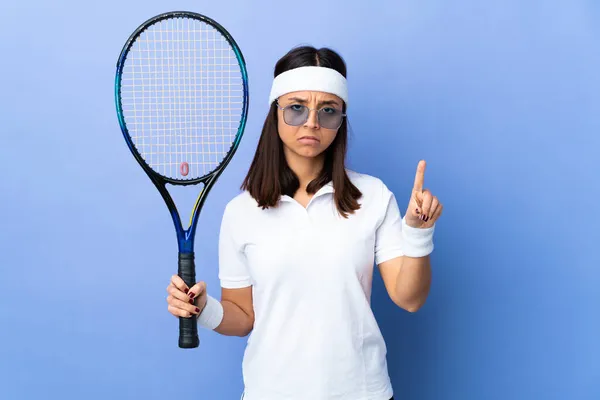 Молода Жінка Тенісистка Над Ізольованим Тлом Підраховує Одну Серйозним Виразом — стокове фото