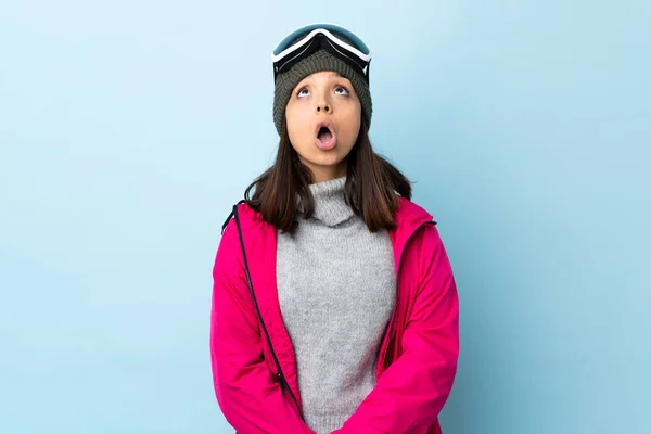 Mieszane Wyścig Narciarz Dziewczyna Okularów Snowboardowych Odizolowanym Niebieskim Tle Patrząc — Zdjęcie stockowe