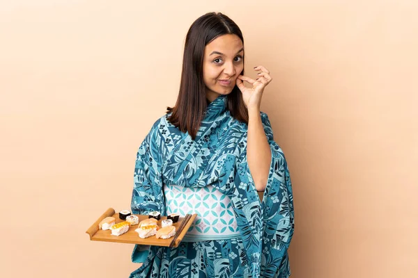 Frau Trägt Kimono Und Hält Sushi Über Isoliertem Hintergrund Und — Stockfoto