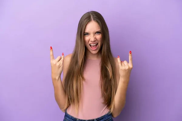 Jovem Lituana Mulher Isolada Fundo Roxo Fazendo Gesto Chifre — Fotografia de Stock