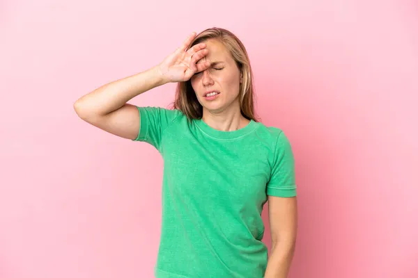 Ung Engelsk Kvinna Isolerad Rosa Bakgrund Med Trött Och Sjuk — Stockfoto