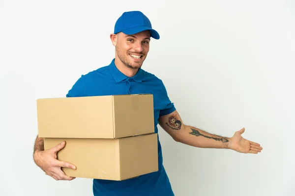 Entrega Hombre Caucásico Aislado Sobre Fondo Blanco Extendiendo Las Manos — Foto de Stock