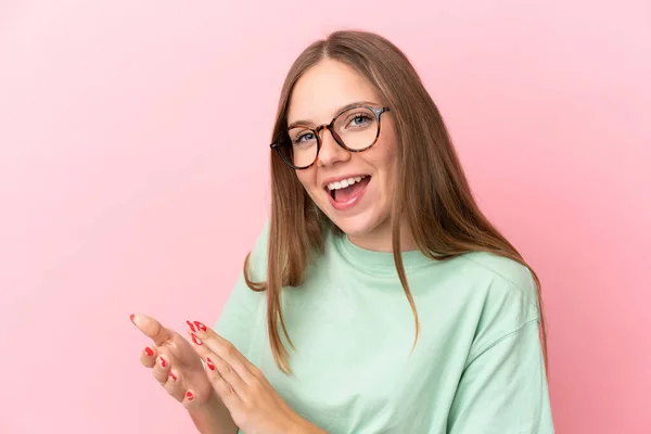 Giovane Donna Lituana Isolata Sfondo Rosa Con Occhiali Applausi — Foto Stock