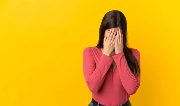 Adolescente Brasileña Sobre Fondo Amarillo Aislado Con Expresión Cansada Enferma —  Fotos de Stock