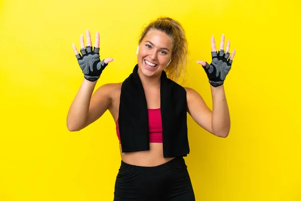 Αθλητική Γυναίκα Πετσέτα Απομονώνονται Κίτρινο Φόντο Καταμέτρηση Δέκα Δάχτυλα — Φωτογραφία Αρχείου