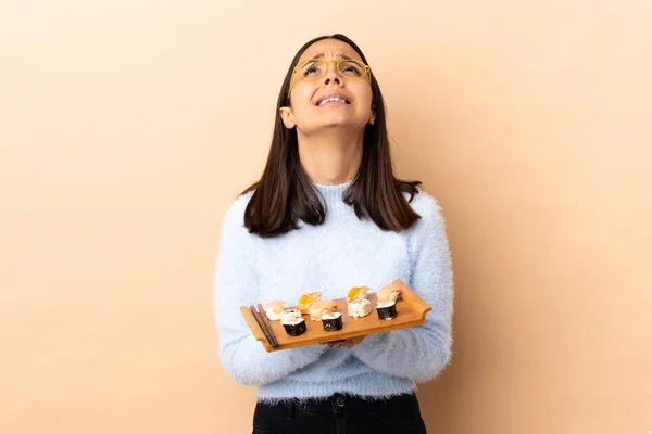 Junge Brünette Frau Mit Gemischter Rasse Hält Sushi Über Isoliertem — Stockfoto