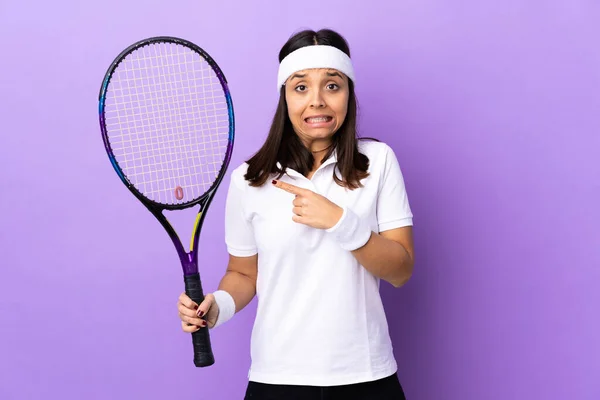 Tecrit Edilmiş Arka Planda Genç Bayan Tenisçi Korkmuş Kenarı Işaret — Stok fotoğraf