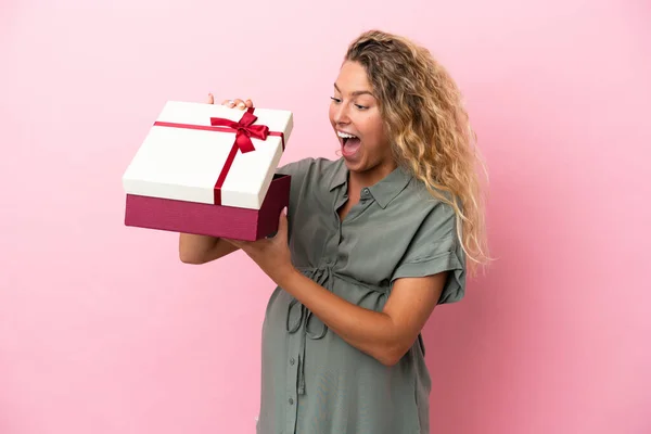 Meisje Met Krullend Haar Geïsoleerd Roze Achtergrond Zwanger Het Houden — Stockfoto