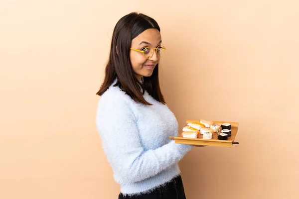 Junge Brünette Frau Mit Gemischter Rasse Hält Sushi Über Isoliertem — Stockfoto