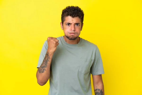 Ung Stilig Brasiliansk Man Isolerad Gul Bakgrund Med Olyckliga Uttryck — Stockfoto