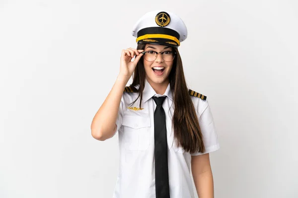 Brazylijska Dziewczyna Samolot Pilot Izolowanym Białym Tle Okularami Zaskoczony — Zdjęcie stockowe