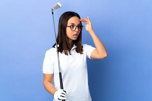Young Golfer Woman Isolated Colorful Background Surprise Expression While Looking — Stock Photo, Image