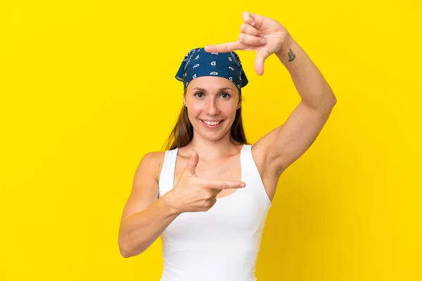 Jonge Engelse Vrouw Geïsoleerd Gele Achtergrond Gericht Gezicht Framing Symbool — Stockfoto