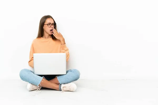 Young Woman Laptop Sitting Floor Yawning Covering Wide Open Mouth — Stock Photo, Image