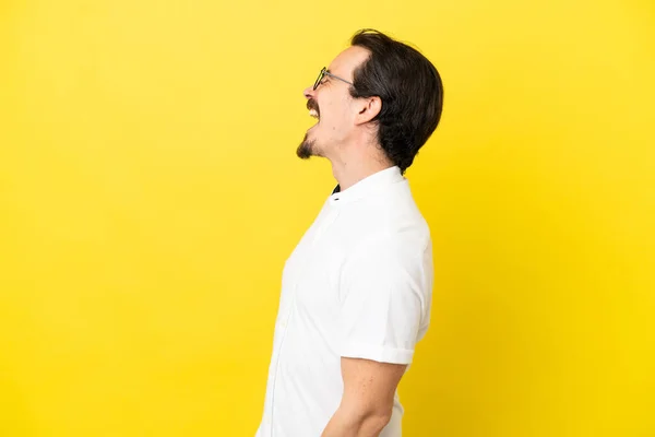 Jonge Blanke Man Geïsoleerd Gele Achtergrond Lachen Laterale Positie — Stockfoto