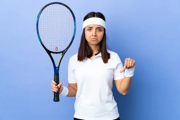 Zole Edilmiş Arka Planda Genç Bayan Tenisçi Baş Parmağını Iki — Stok fotoğraf