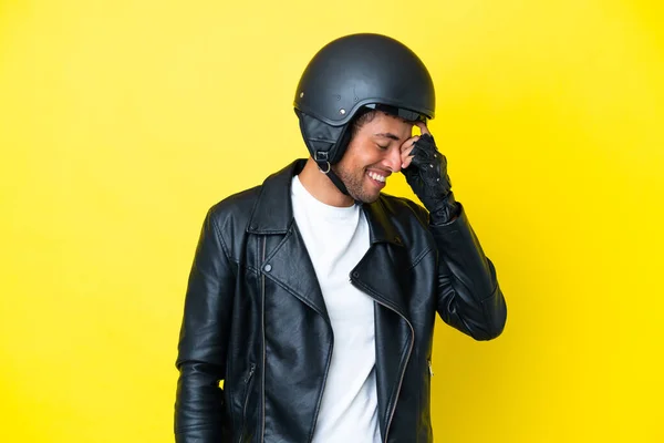 Νεαρός Βραζιλιάνος Άνδρας Κράνος Μοτοσικλέτας Απομονωμένος Κίτρινο Φόντο Γελώντας — Φωτογραφία Αρχείου