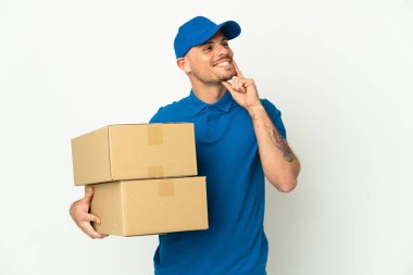 Beyaz arka planda izole edilmiş beyaz bir adam yukarı bakarken bir fikir düşünüyor.