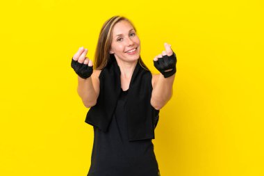 Beyaz arka planda soyutlanmış genç İngiliz kadın para hareketi yapıyor.