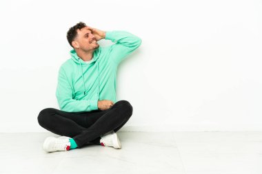 Yerde oturan yakışıklı beyaz adam bir şeyin farkına vardı ve çözüme niyetlendi.