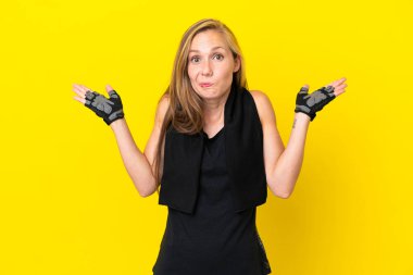 Genç sporcu İngiliz kadın, beyaz arka planda izole edilmiş, şüphe içinde el kaldırırken...