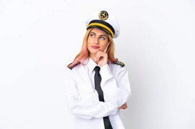 İzole edilmiş beyaz arka plan üzerinde uçak pilotu yukarı bakarken şüphe duyuyor