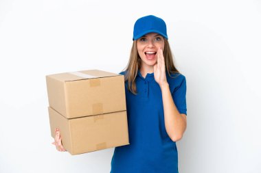 Litvanyalı kadın beyaz arka planda izole edilmiş ve ağzı açık bağırıyor.