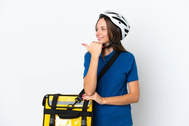 Litvanyalı kadın termal sırt çantasıyla bir ürünü sunmak için kenarı işaret ediyor.