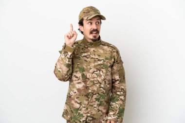 Beyaz arka planda izole edilmiş asker parmağını kaldırarak çözümü anlamaya çalışıyor.