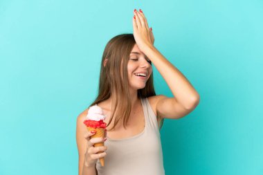 Kornet dondurmalı genç Litvanyalı kadın mavi arka planda bir şey fark etti ve çözüme niyetlendi.