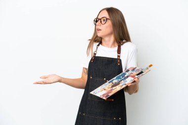 Litvanyalı genç bir kadın beyaz arka planda bir palet tutuyor.