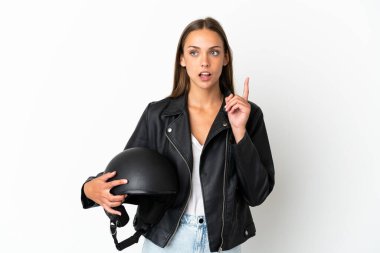 İzole edilmiş beyaz arka plan üzerinde motosiklet kaskı olan bir kadın parmağını kaldıran bir fikir düşünüyor.